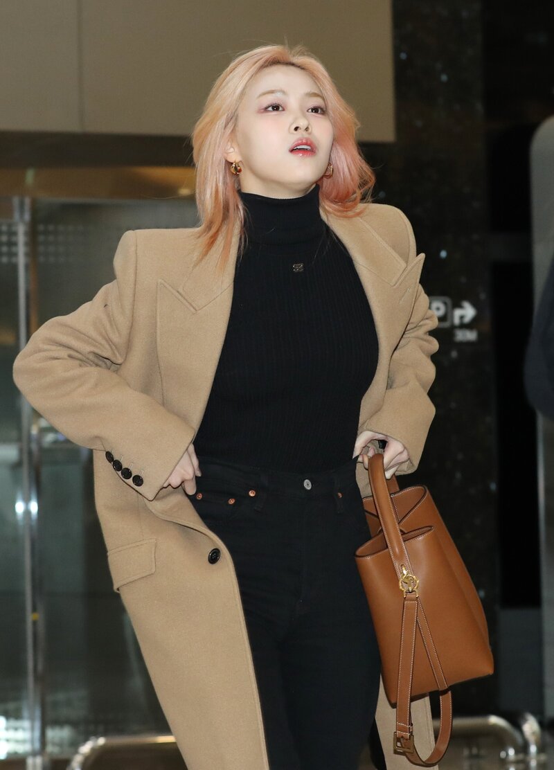 231208 ITZY Ryujin at Gimpo International Airport documents 2