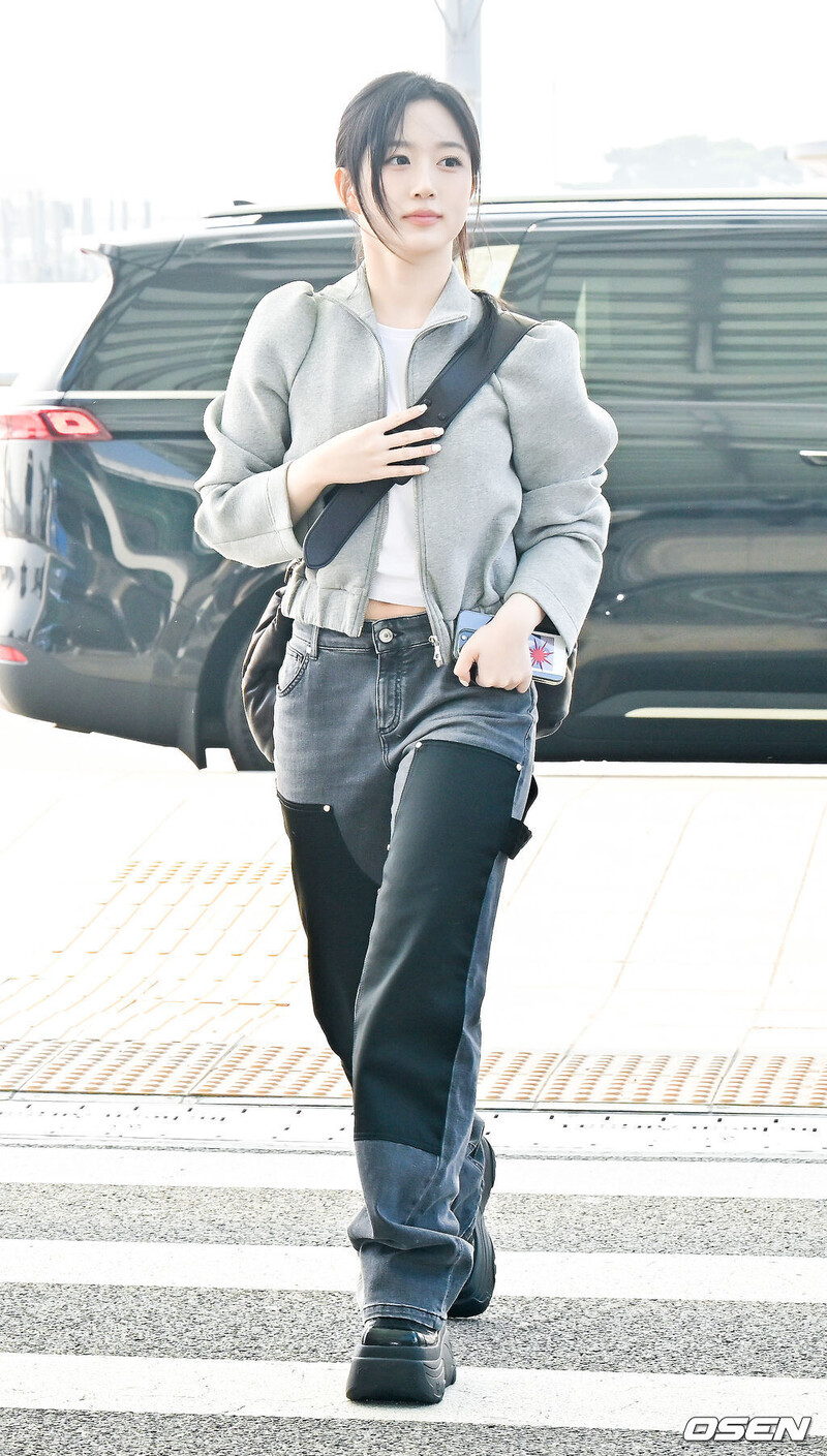 241011 NMIXX Haewon at Incheon International Airport documents 2