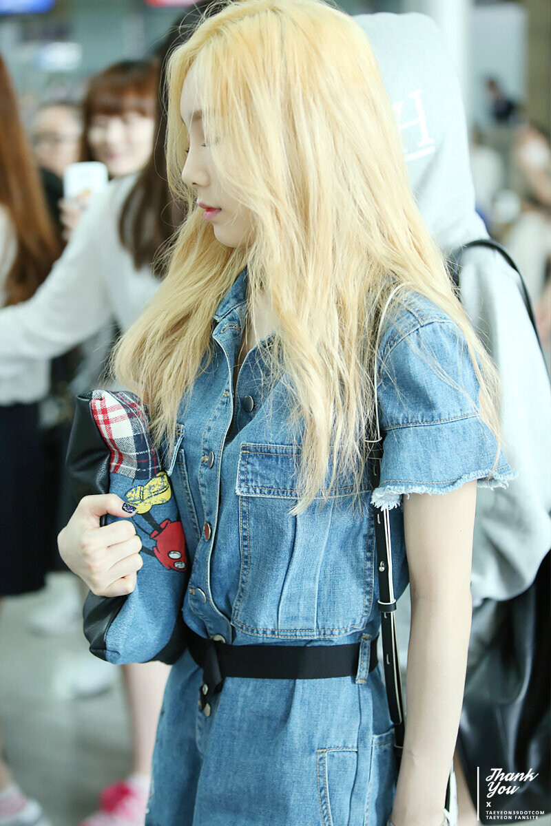 150610 Girls' Generation Taeyeon at Incheon Airport documents 14