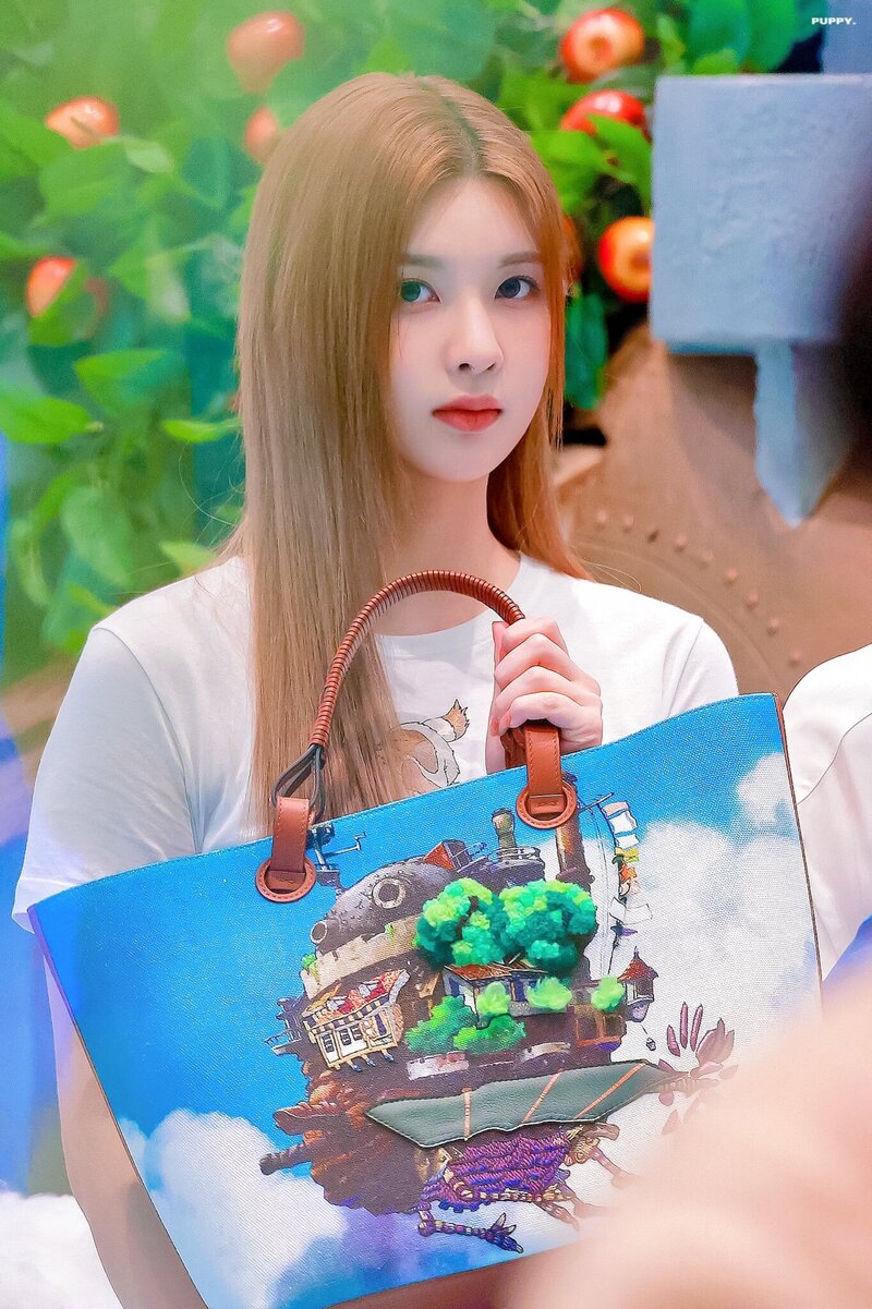 230202 NMIXX Bae - Loewe x Howl's Moving Castle Pop-up Store documents 1