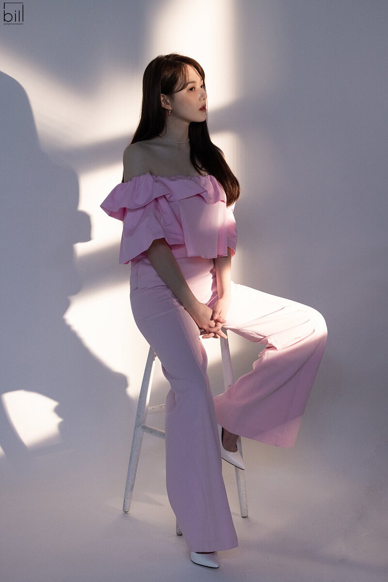 230718 Bill Entertainment Naver Post - Yerin for 'Rolling Stone Korea' behind documents 6