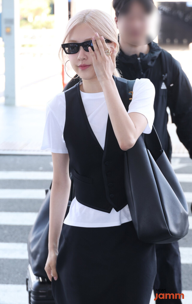 240626 Rosé at Incheon International Airport documents 2