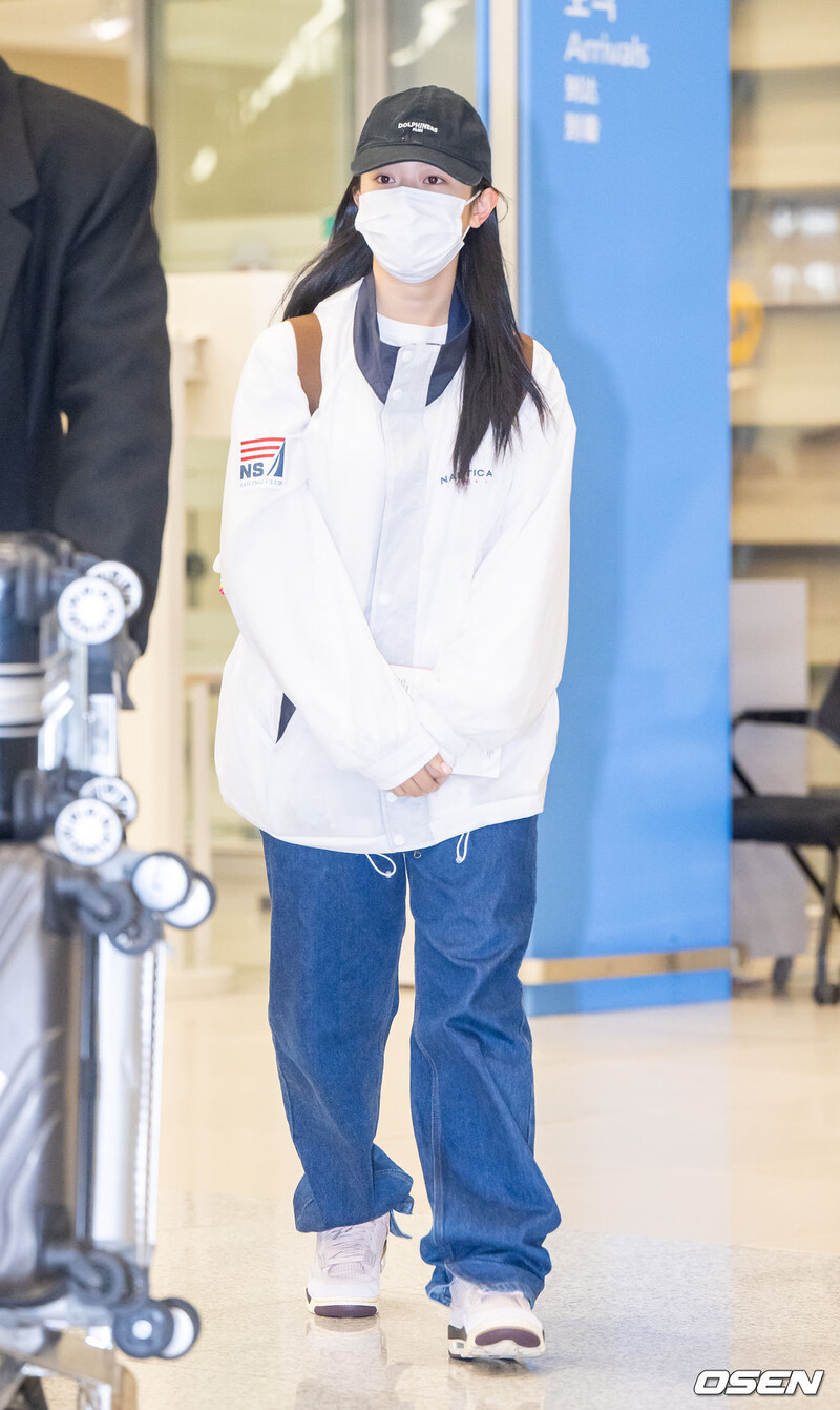 241121 Newjenas Hanni at Incheon International Airport documents 1