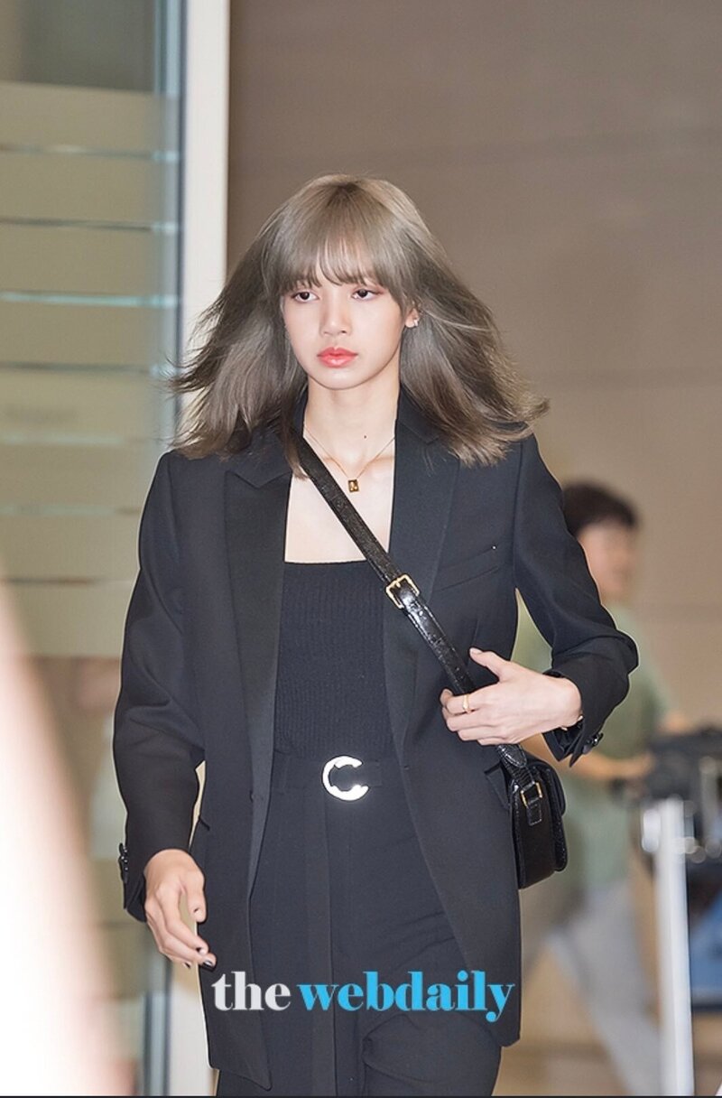 190626 - Lisa at Incheon Airport documents 4