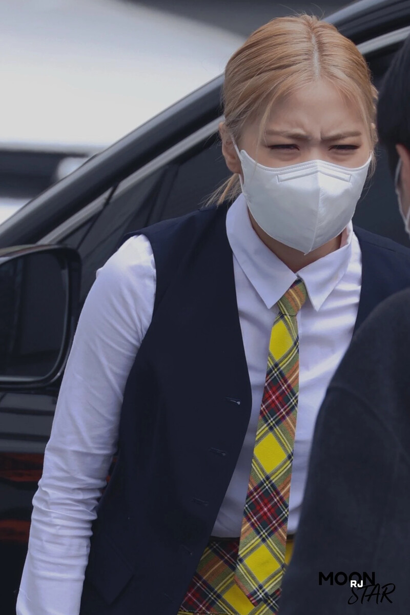 210422 ITZY Ryujin on the way to film Knowing Brothers documents 4