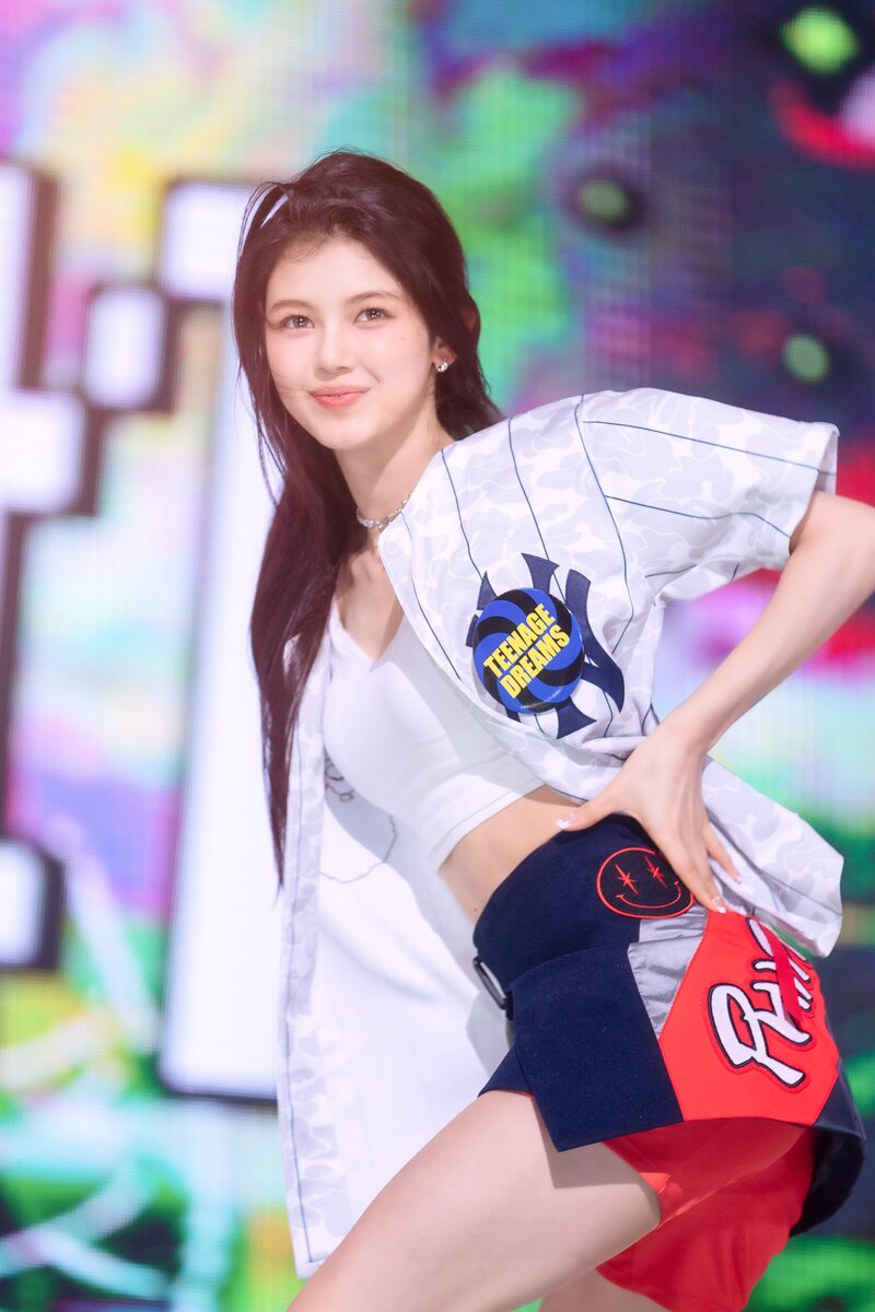 220807 NewJeans Danielle 'Attention' at Inkigayo documents 4