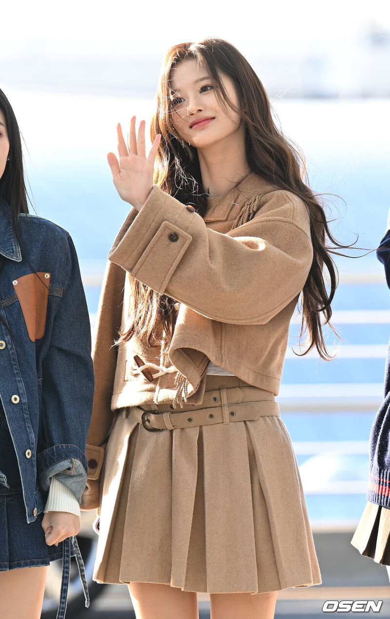 221127 NMIXX Sullyoon at Incheon International Airport documents 6