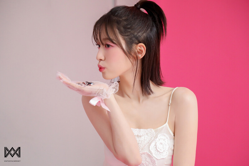 240520 WM Entertainment Naver Post with Arin - Singles Magazine Behind the Scenes documents 24