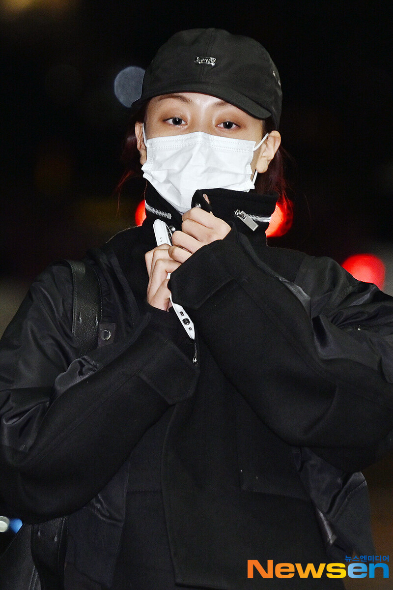 241108 TWICE Jihyo at Gimpo International Airport documents 3