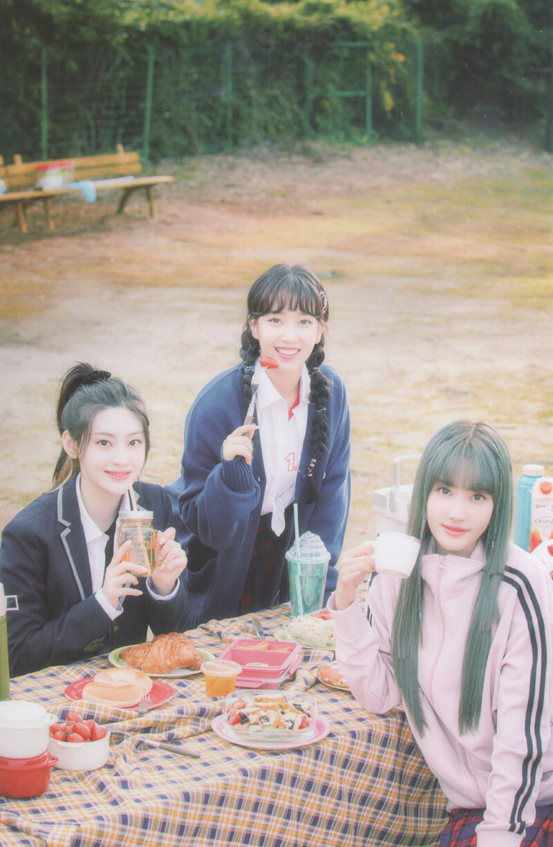 STAYC - 2022 Season's Greetings (Scans) documents 7