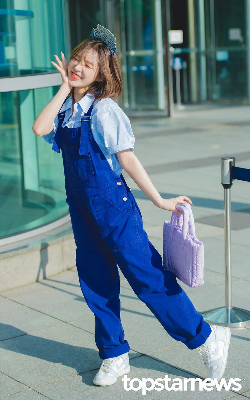 220817 Red Velvet Wendy on her arrival at Youngstreet documents 20