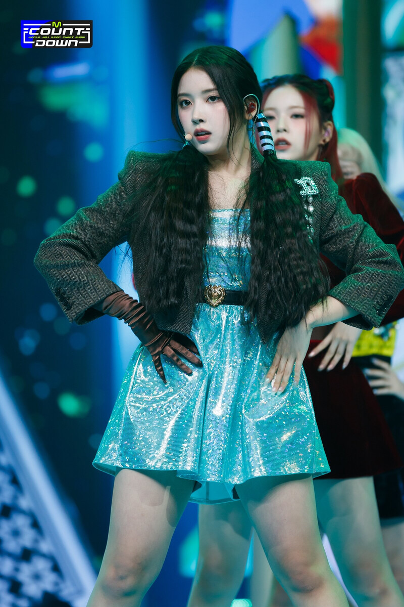 220922 NMIXX Jiwoo - 'DICE' & 'COOL (Your rainbow)' at M COUNTDOWN ...