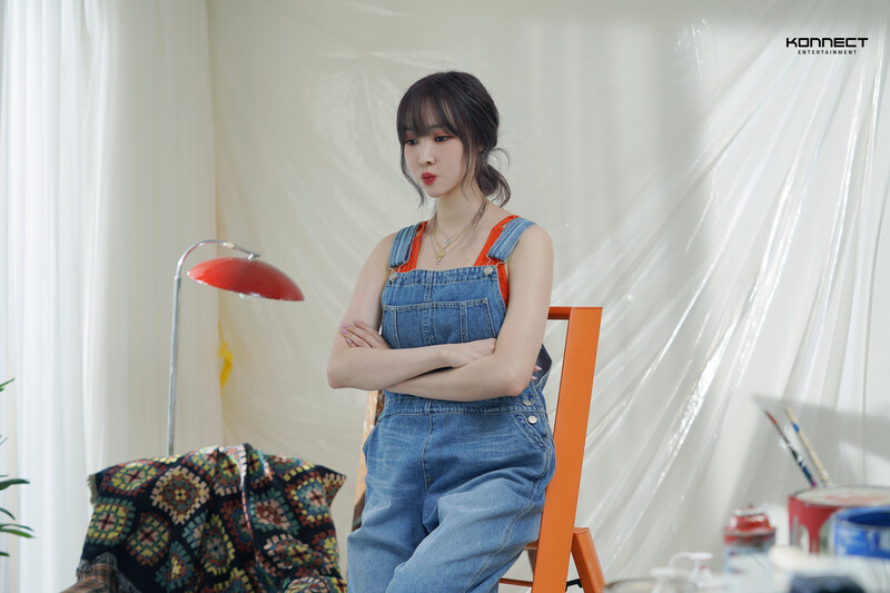 221014 KONNECT Naver Post - YUJU - 'Evening' MV Behind documents 17