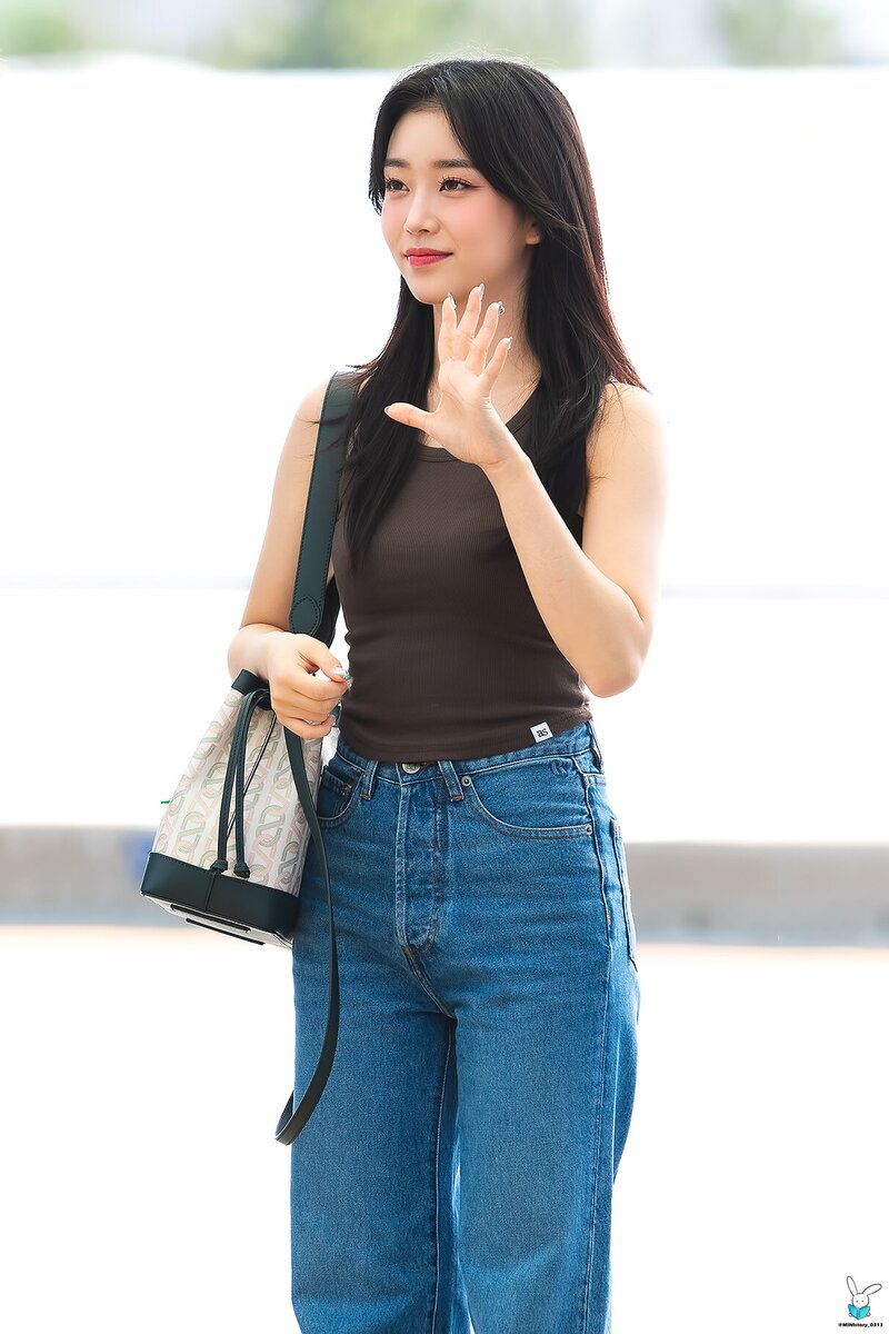 220817 STAYC Sumin at Incheon International Airport departing for KCON USA Tour documents 13