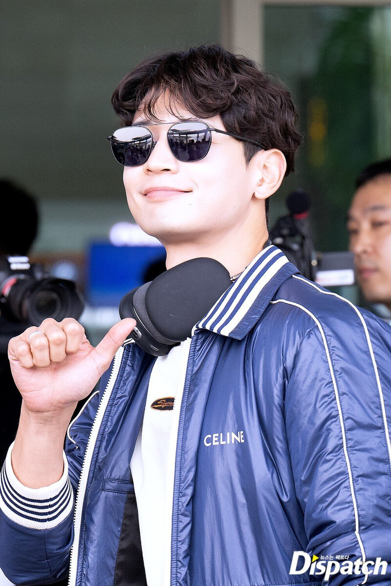 230720 SHINEE Minho at Incheon International Airport heading to Madrid, Spain documents 2