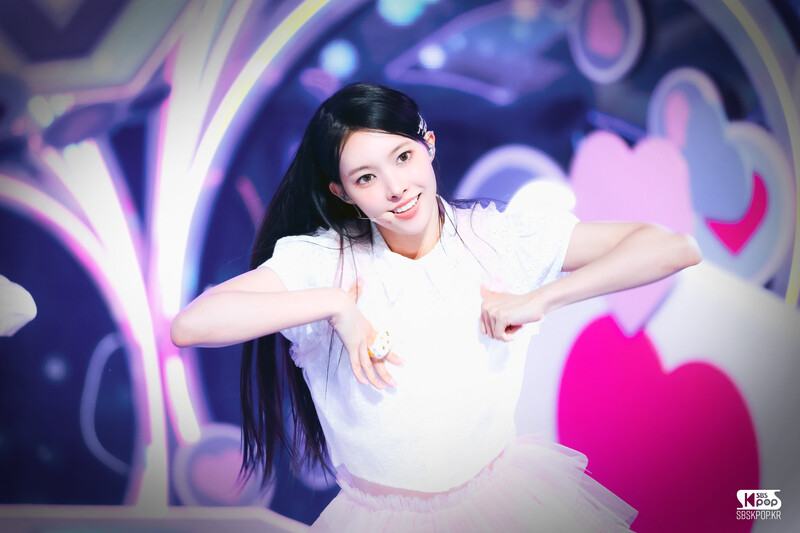 240331 ILLIT Yunah - ‘Magnetic’ at Inkigayo documents 1