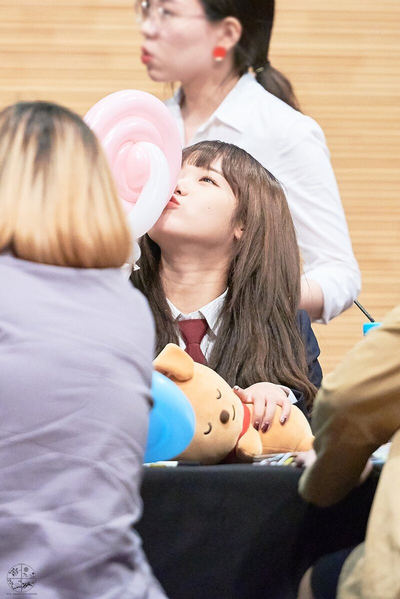 180519 Weki Meki Yoojung at 'Lucky' Gangbyeon Fansign documents 1