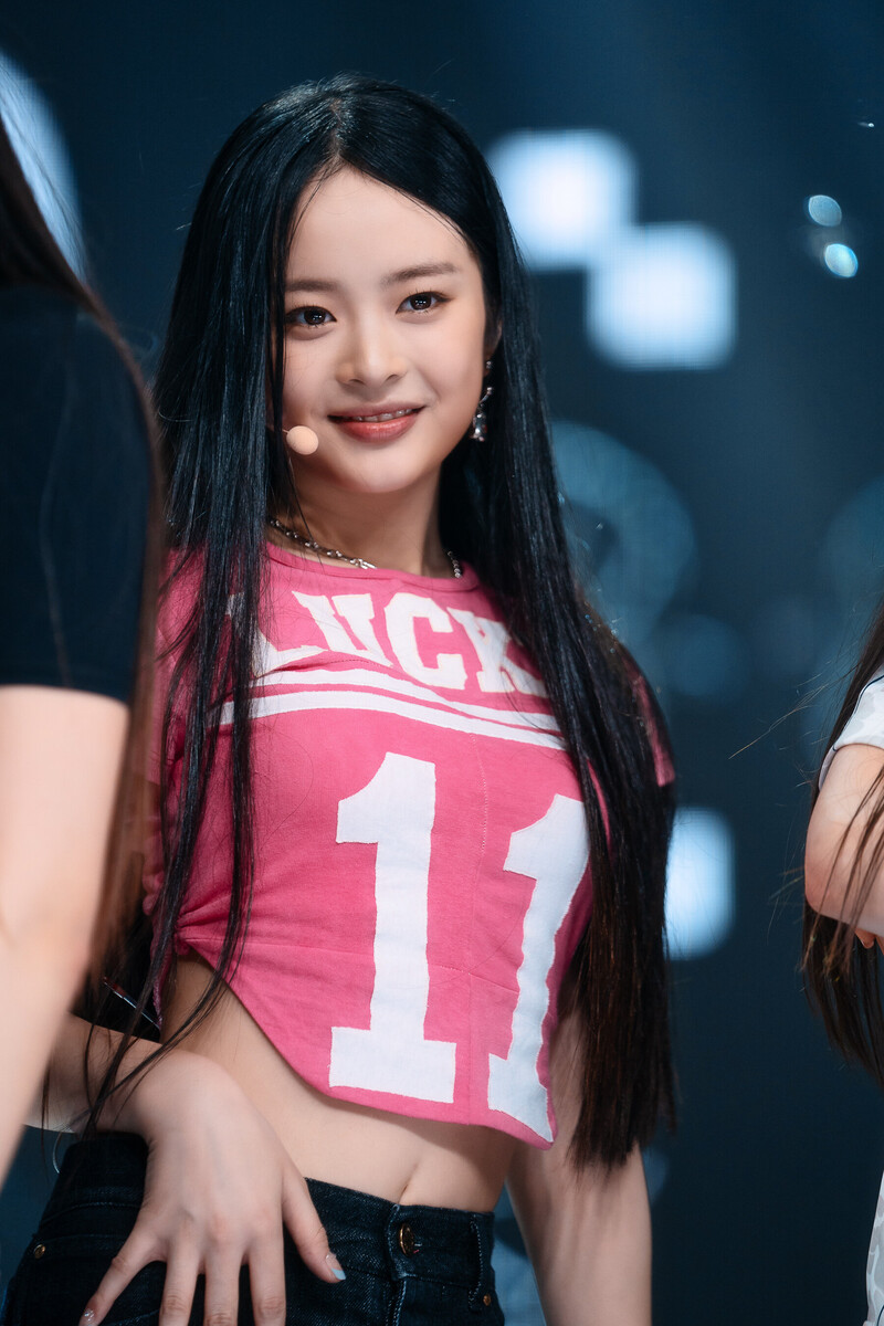 220807 NewJeans Hanni 'Attention' at Inkigayo documents 6