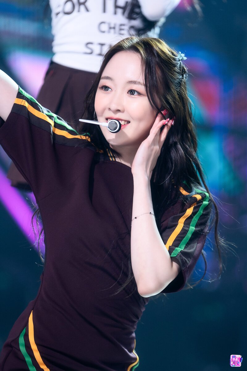 221106 ALICE - ‘Dance On’ at Inkigayo documents 11