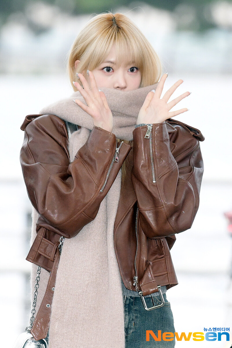 231126 LE SSERAFIM Eunchae at Incheon International Airport documents 1