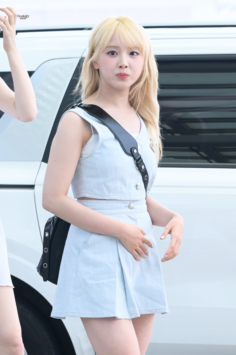 240621 NMIXX Jiwoo at Incheon International Airport documents 4