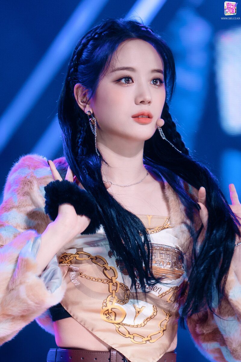 220130 fromis_9 Gyuri - 'DM' at Inkigayo documents 14