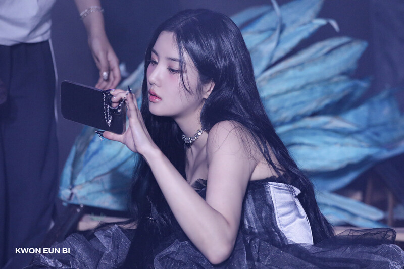 221026 Woollim Naver - Kwon Eunbi - 'Underwater' MV Behind documents 11