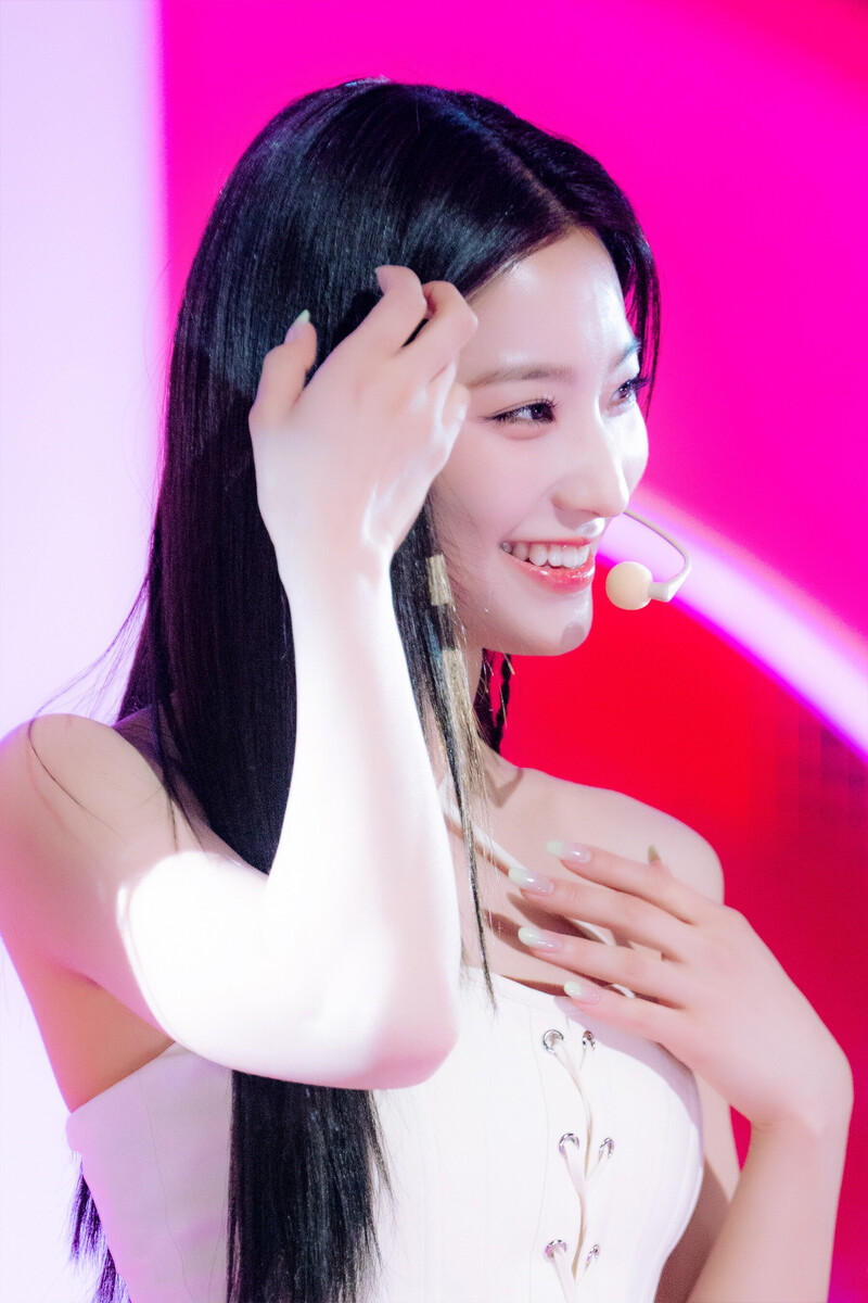 230611 fromis_9 Saerom - ‘#menow’ at Inkigayo documents 3