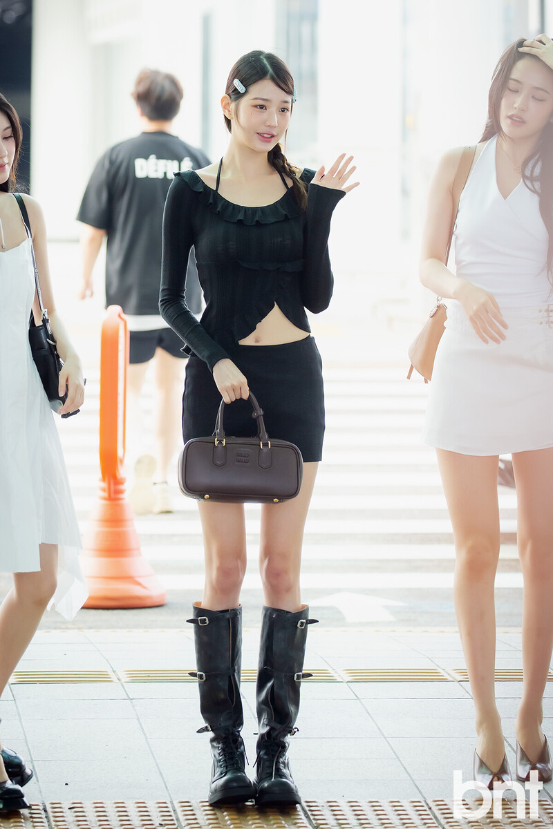 240823 IVE Wonyoung at Incheon International Airport documents 15