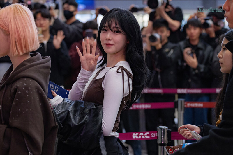 241109 fromis_9 Jiheon at Gimpo International Airport documents 2