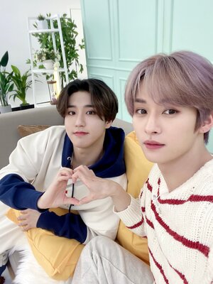 220509 Stray Kids Twitter Update - Han and Lee Know