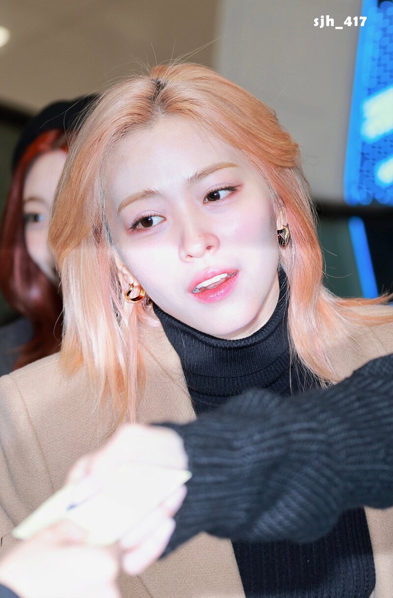 231208 ITZY Ryujin at Gimpo International Airport documents 5