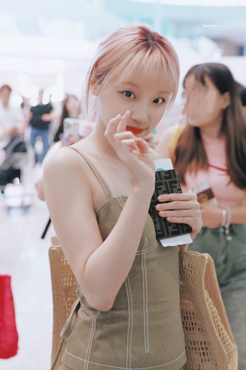 240608 (G)I-DLE Yuqi at Incheon Imternational Airport documents 7
