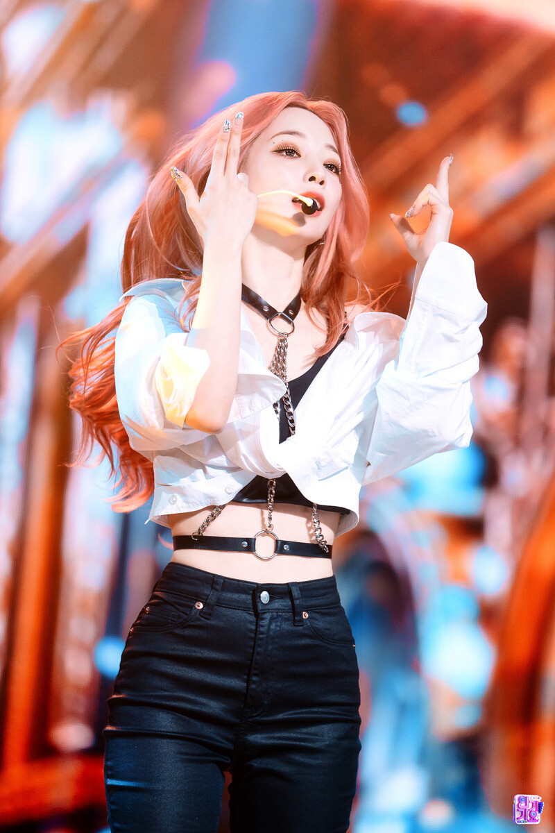 220306 Rocket Punch Yeonhee at Inkigayo documents 5