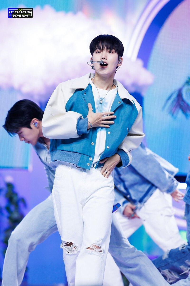 231012 ONF - 'Love Effect (바람이 분다)' at M COUNTDOWN documents 4