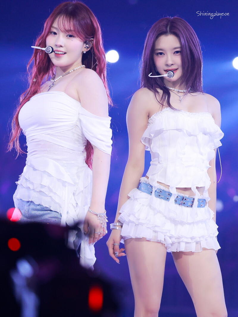 240602 Kep1er Chaehyun & Dayeon - KWave Festival documents 1