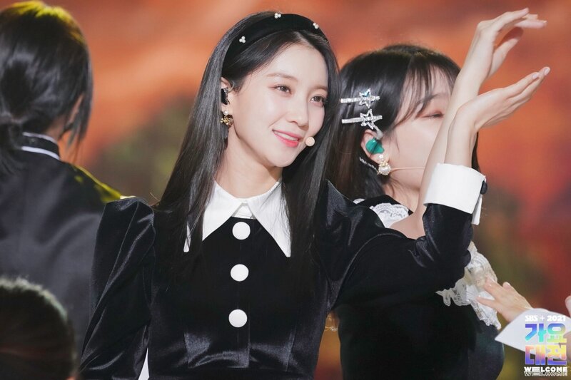 211225 OH MY GIRL at SBS Gayo Daejeon documents 12