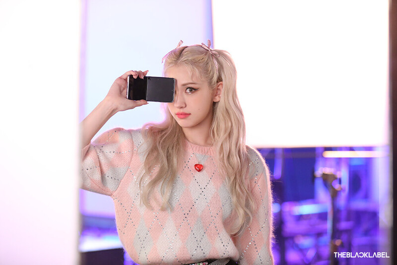 211230 Jeon Somi Cafe Update - Samsung Photoshoot Behind documents 13