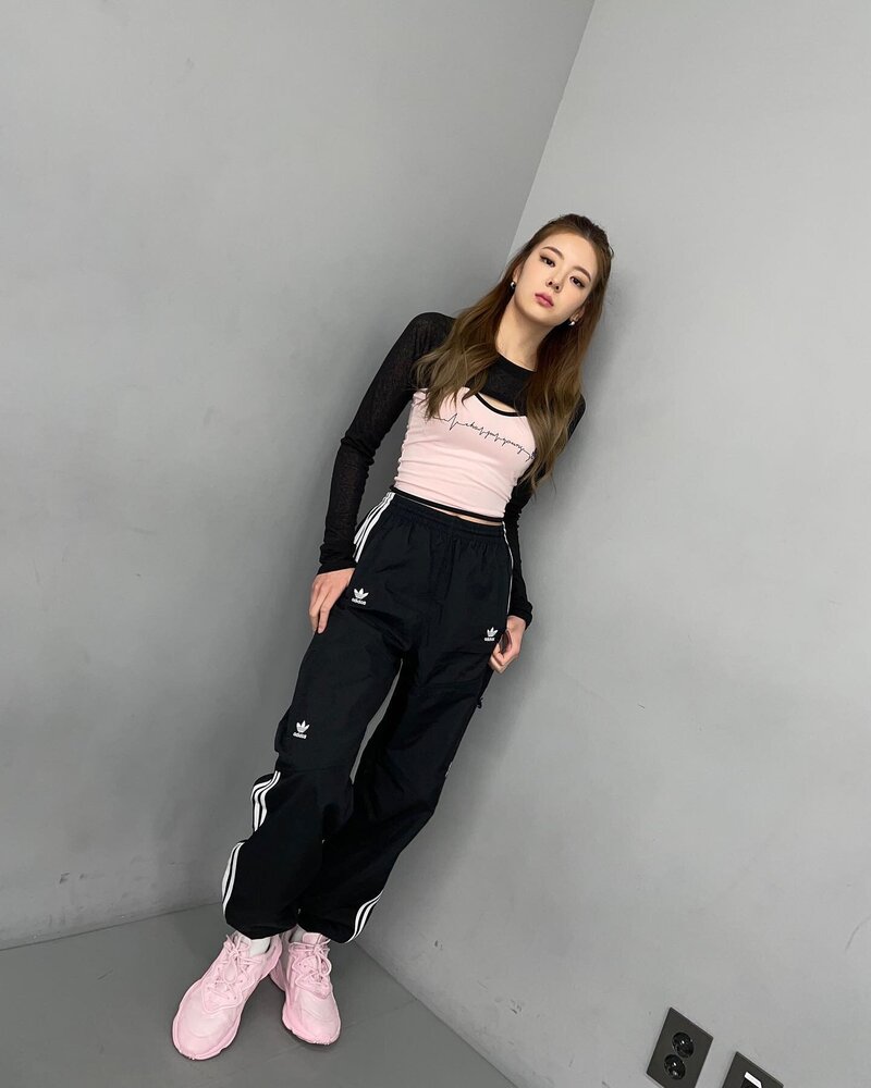220410 ITZY SNS Update - Lia documents 2