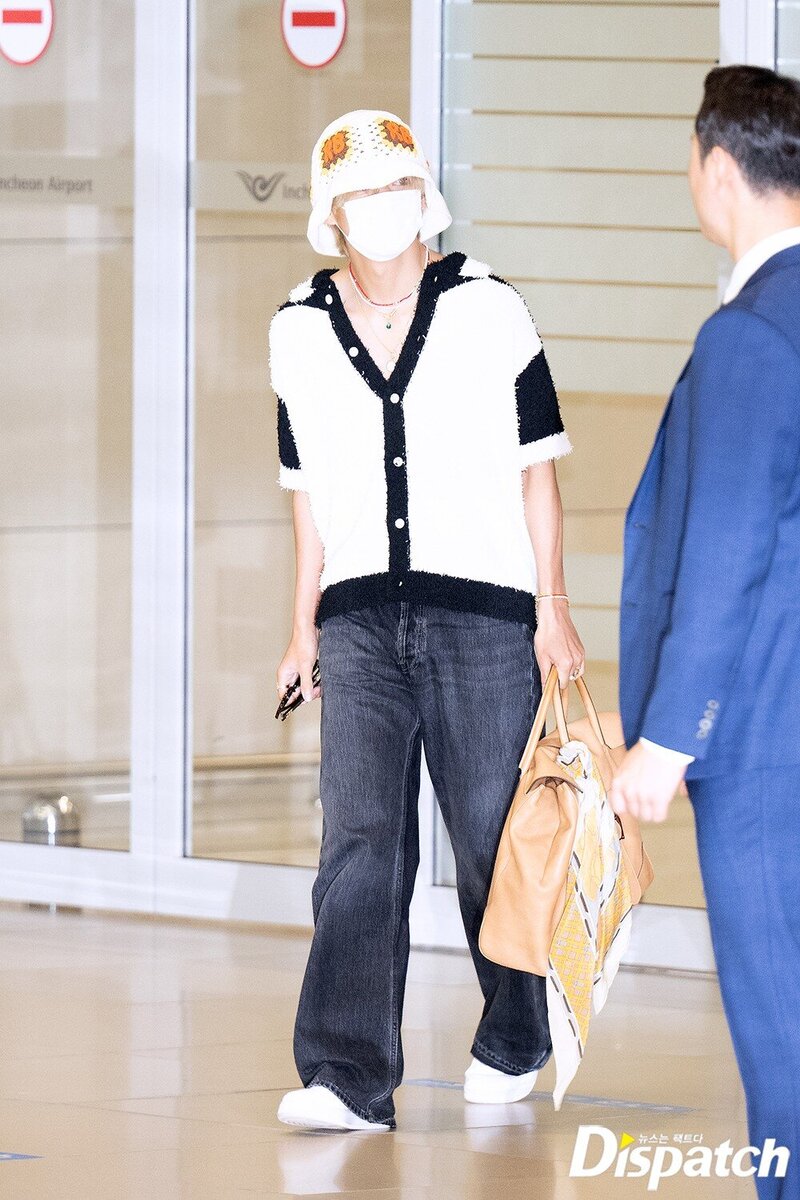 230609 BTS V at Incheon International Airport documents 7