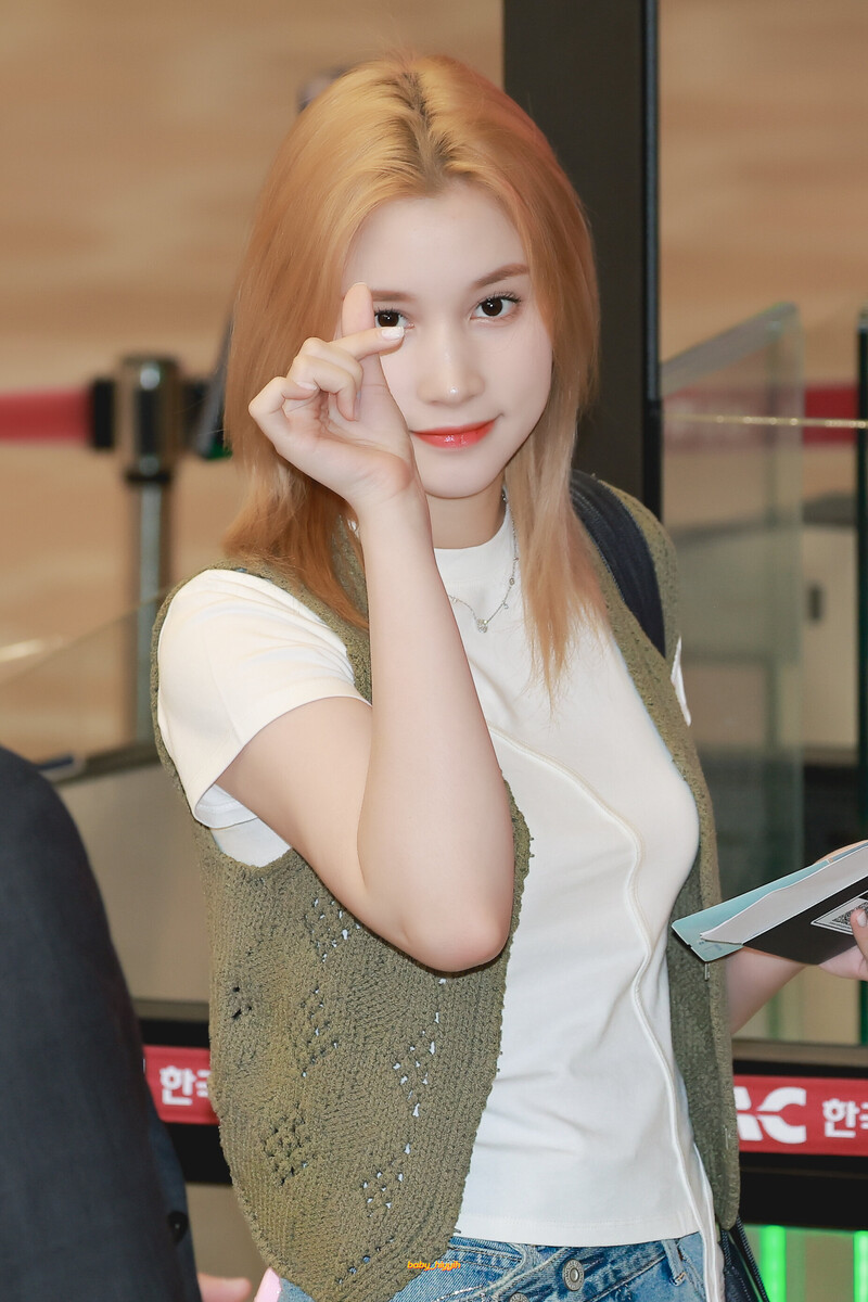 240501 Kep1er Bahiyyih at Gimpo International Airport documents 3