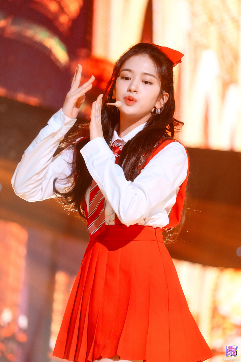 220501 IVE Yujin - 'LOVE DIVE' at Inkigayo documents 5