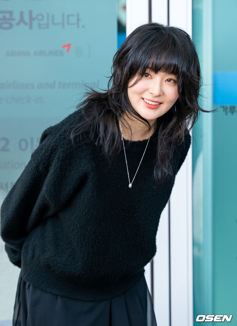 231210 Red Velvet Seulgi at Incheon International Airport documents 7