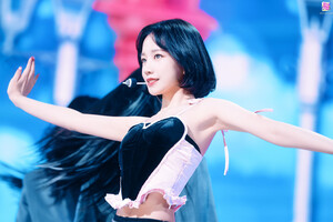 211024 Jo Yuri - 'GLASSY' at Inkigayo