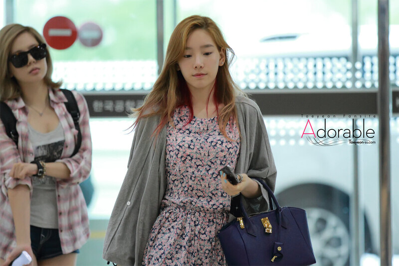 130711 Girls' Generation Taeyeon at Gimpo Airport documents 9