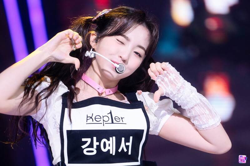 220123 Kep1er Yeseo - 'WA DA DA' at Inkigayo documents 18