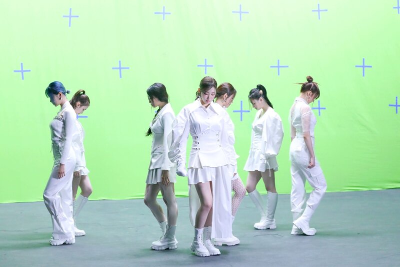 220307 Weeekly - 'Ven para' MV Shoot by Melon documents 3