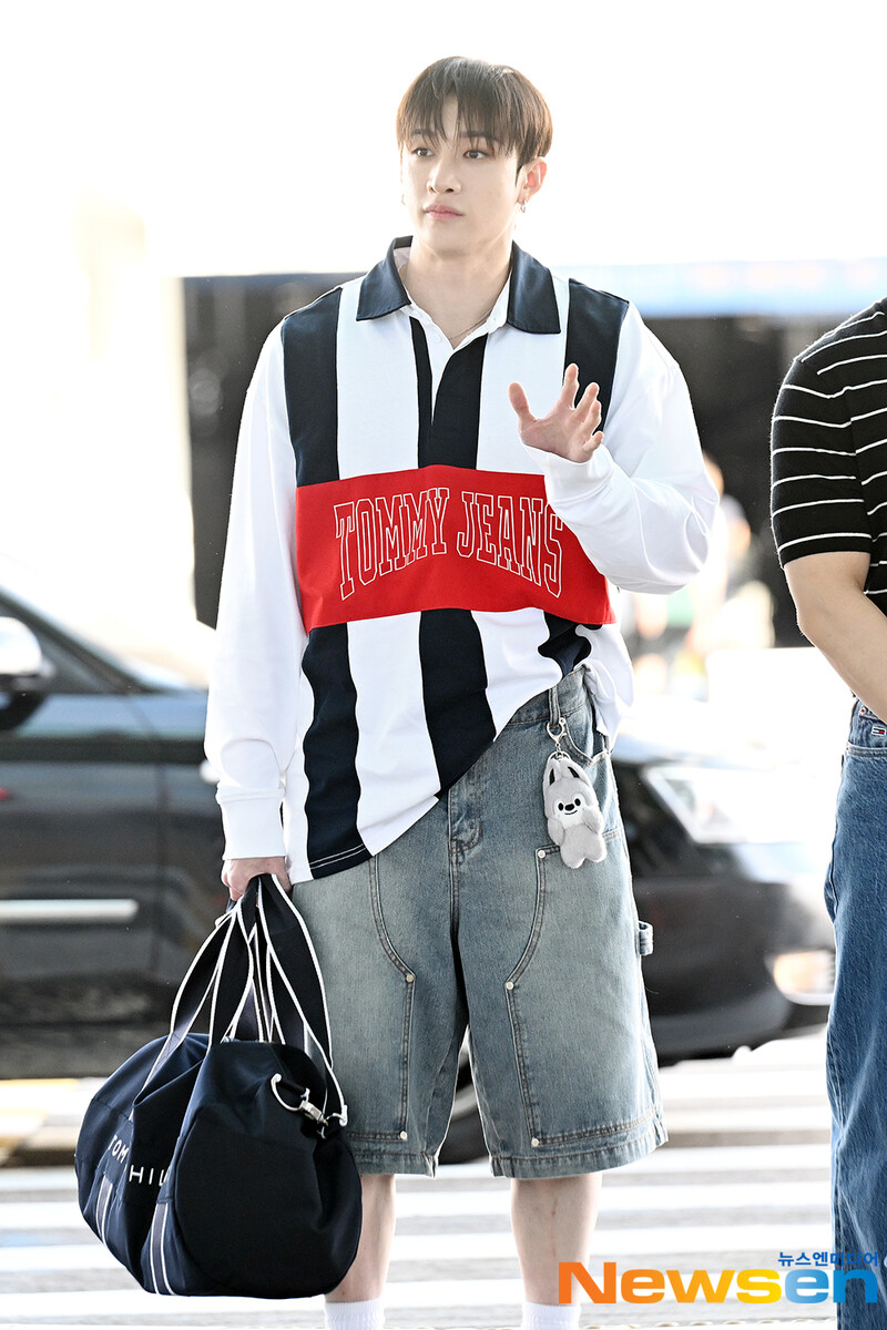 240731 StrayKids Bang Chan at Incheon International Airport documents 2