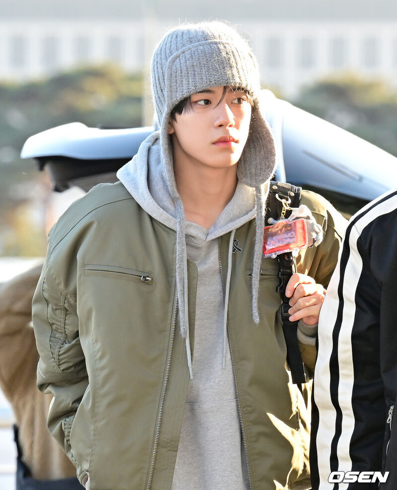 250102 Close Your Eyes Song Seungho at Incheon International Airport documents 3