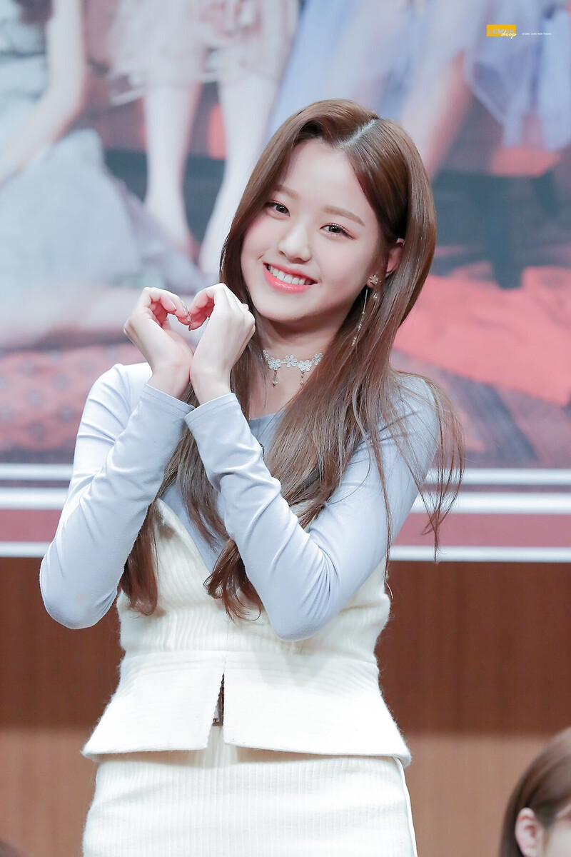 181117 IZ*ONE Wonyoung at Fansign documents 6